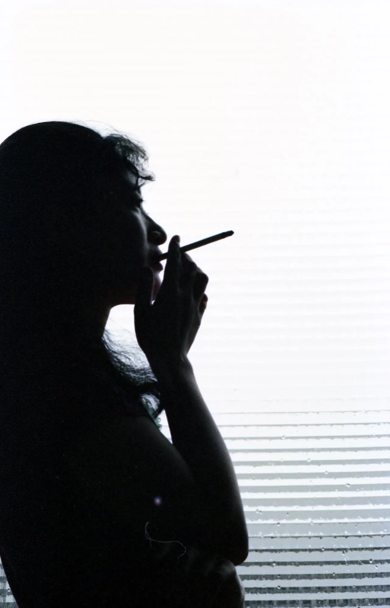 女性嗜菸酒以及作息日夜顛倒容易不孕。