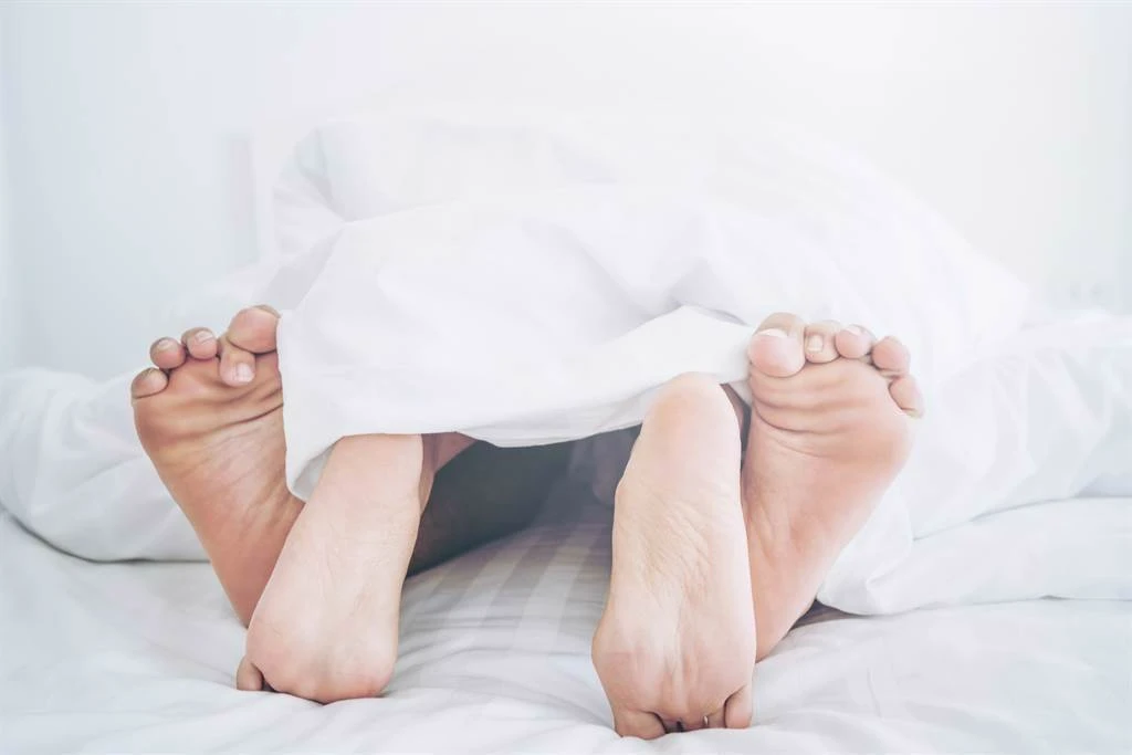 月經期間性行為真的能避孕嗎?醫師揭開「經血逆流」的驚人後果與正確避孕觀念