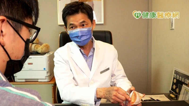 李世明醫師說明,男性不孕症檢查可透過精液分析來評估精蟲的數量、型態及活動力的表現