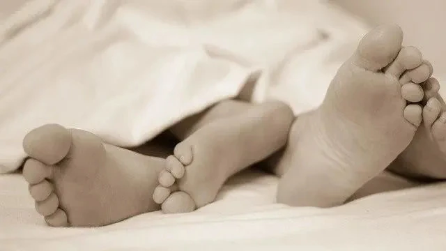 無套射在外面就不會懷孕？久愛藥局（9ai19.com）醫師揭穿「騙女性無套性行為」的話術，中獎機率居然這麼高！