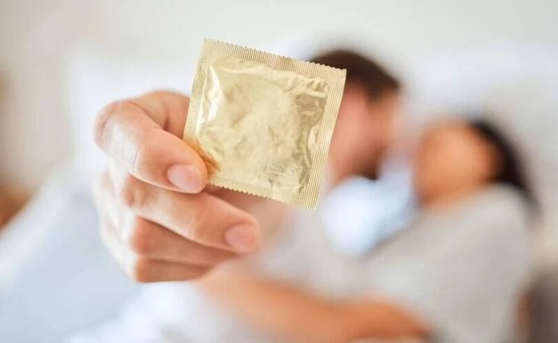 醫師表示,男生避孕是最簡單的,就是戴保險套,若有正確使用保險套,1年內懷孕機率約2%;示意圖。(圖取自freepik)