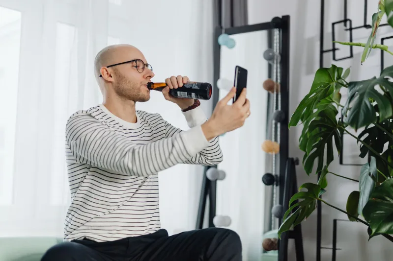 男性獨自飲酒