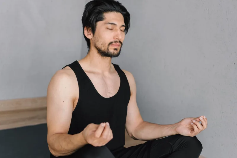 男性冥想放鬆舒緩壓力