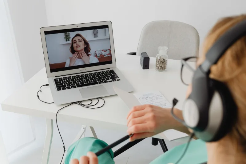 醫師與患者討論用藥